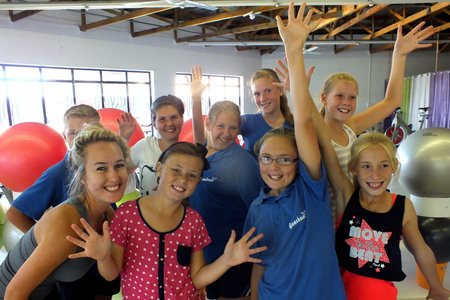 Links is Staci Bester saam met die Senior Dansgroep tydens hulle oefensessie 